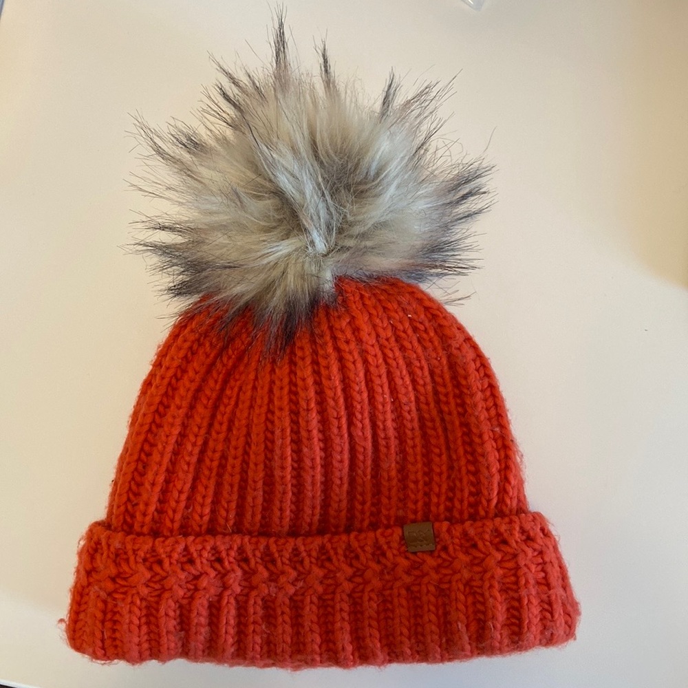 DAVID and YOUNG Knit HAT WITH FAUX FUR POM